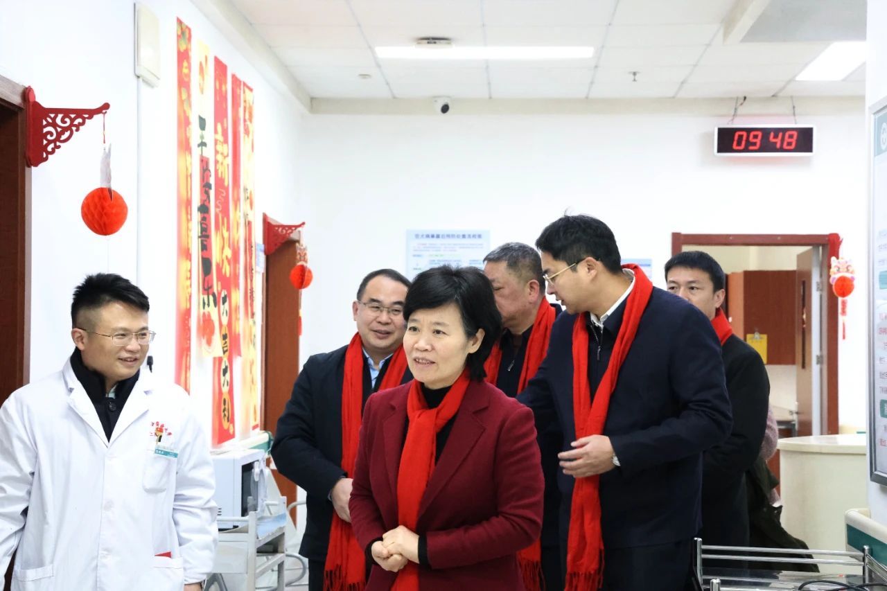 学校党委副书记、校长朱卫丰春节慰问我院工作人员