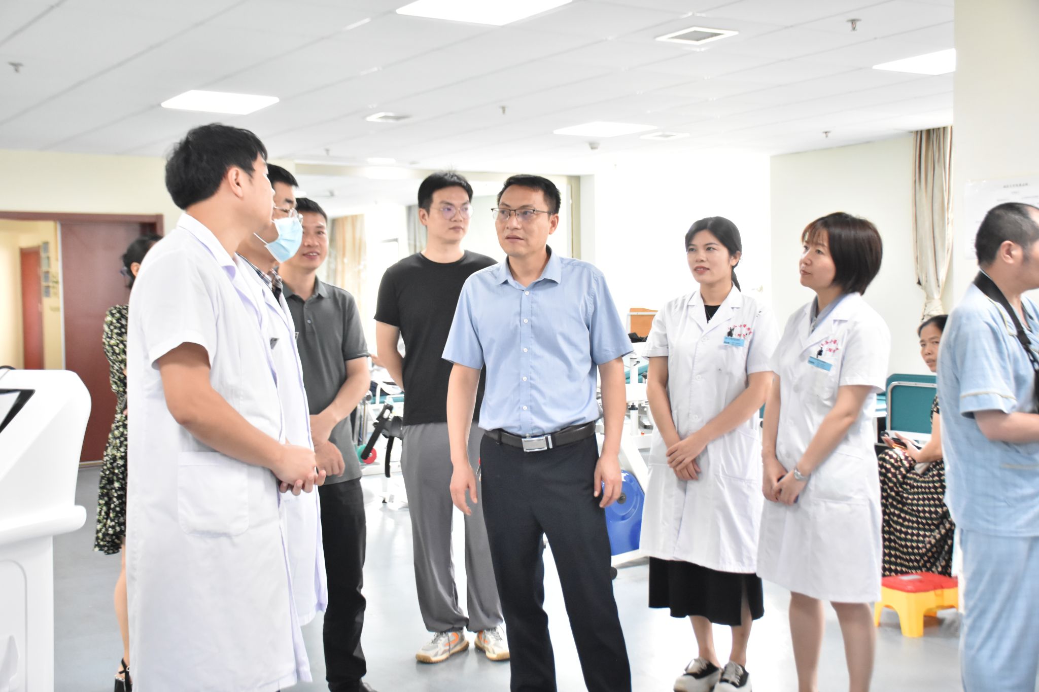 麻丘镇卫生院闵忠兵院长一行来院参观交流